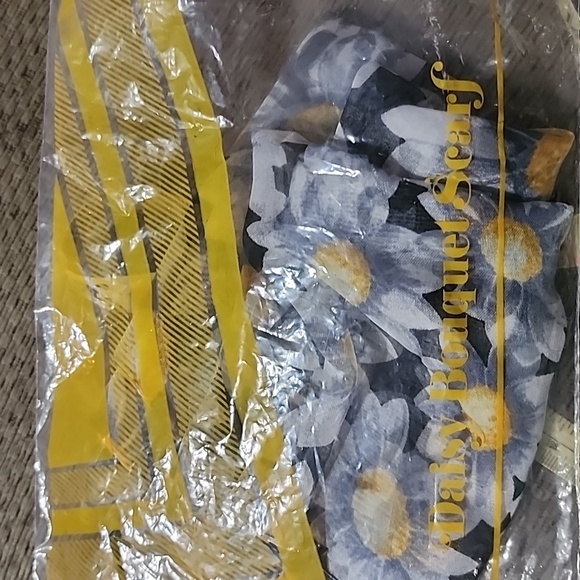 Floral Sheer Scarf with Daisies. Created In ITALY - AVON. - Picture 5 of 5